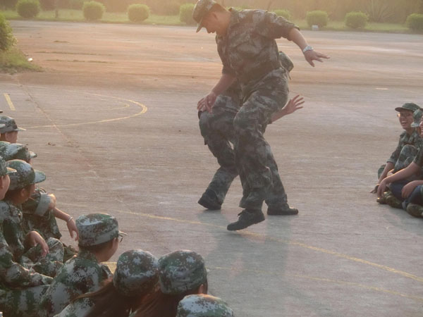 其实教官也贪玩，夕阳西下一天的操练即将结束。